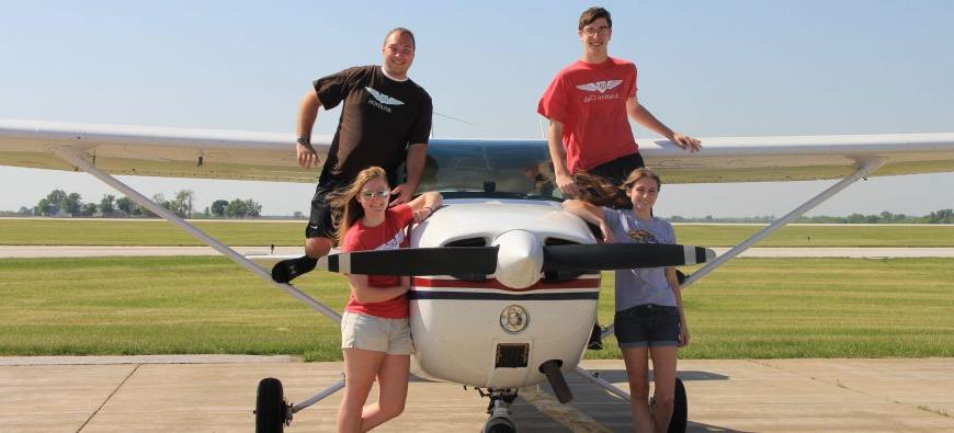 Students posing on QU 航空 plane